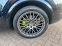 Porsche Cayenne Coupé 3.0 E-Hybrid / Trekhaak / Panoramadak / 360Camera / Head-up / Burmester / Softclose / Keyless / 21'' / Luchtvering / Nachtzicht / Carbon intr. / Sportdesign+Chrono / Stoelventilatie+Verwarming / Dodehoek