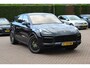 Porsche Cayenne Coupé 3.0 E-Hybrid / Trekhaak / Panoramadak / 360Camera / Head-up / Burmester / Softclose / Keyless / 21'' / Luchtvering / Nachtzicht / Carbon intr. / Sportdesign+Chrono / Stoelventilatie+Verwarming / Dodehoek