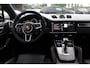 Porsche Cayenne Coupé 3.0 E-Hybrid / Trekhaak / Panoramadak / 360Camera / Head-up / Burmester / Softclose / Keyless / 21'' / Luchtvering / Nachtzicht / Carbon intr. / Sportdesign+Chrono / Stoelventilatie+Verwarming / Dodehoek