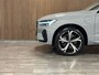 Volvo XC60 T8 AWD Recharge Plus Dark | 360° Camera | Stoelventilatie | 455pk | Adaptieve Cruise Control | Stoel en Stuurwielverwarming | Standkachel met Volvo On Call App | Full LED Meesturende koplampen | Pilot Assist | BLIS Dode Hoek Detectie | Google Infotainment | 21 Inch | Elektrische voorstoelen geheugen | Nappa Lederen bekleding | Zitting verlenging voorstoelen | Geïntegreerde kinderzitjes achterin | Elektrisch verstelbare zijwangen voorstoelen | Parkeersensoren voor+achter | Keyless Drive | Privacy Glass | Elektrisch bedienbare achterklep | DAB Radio | Apple Carplay/Android Auto | Draadloos telefoon opladen | Volvo On Call met mobiele App functie | Prachtige combinatie Vapour Grey Metallic met Blond Nappa Leder |