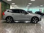 Volvo XC60 T8 AWD Recharge Plus Dark | 360° Camera | Stoelventilatie | 455pk | Adaptieve Cruise Control | Stoel en Stuurwielverwarming | Standkachel met Volvo On Call App | Full LED Meesturende koplampen | Pilot Assist | BLIS Dode Hoek Detectie | Google Infotainment | 21 Inch | Elektrische voorstoelen geheugen | Nappa Lederen bekleding | Zitting verlenging voorstoelen | Geïntegreerde kinderzitjes achterin | Elektrisch verstelbare zijwangen voorstoelen | Parkeersensoren voor+achter | Keyless Drive | Privacy Glass | Elektrisch bedienbare achterklep | DAB Radio | Apple Carplay/Android Auto | Draadloos telefoon opladen | Volvo On Call met mobiele App functie | Prachtige combinatie Vapour Grey Metallic met Blond Nappa Leder |