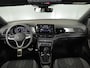 Volkswagen T-Roc 1.5 TSI R-Line 150 pk Automaat (DSG) | Navigatie via App | Panoramadak | Parkeersensoren (Park assist) | Achteruitrijcamera | Keyless | Black Style pakket | R-Line |