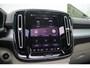 Volvo XC40 B4 Automaat Plus Dark | Panoramadak | Elektrisch Verstelbare Voorstoelen | Getint Glas Achter | Keyless | Elektrische Achterklep | Premium audio by Harman Kardon | Stoelverwarming | Stuurverwarming | Adaptieve Cruise Control | Pilot Assist | Dodehoek herkenning