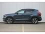 Volvo XC40 B4 Automaat Plus Dark | Panoramadak | Elektrisch Verstelbare Voorstoelen | Getint Glas Achter | Keyless | Elektrische Achterklep | Premium audio by Harman Kardon | Stoelverwarming | Stuurverwarming | Adaptieve Cruise Control | Pilot Assist | Dodehoek herkenning