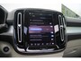 Volvo XC40 B4 Automaat Plus Dark | Panoramadak | Elektrisch Verstelbare Voorstoelen | Getint Glas Achter | Keyless | Elektrische Achterklep | Premium audio by Harman Kardon | Stoelverwarming | Stuurverwarming | Adaptieve Cruise Control | Pilot Assist | Dodehoek herkenning