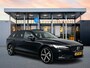 Volvo V60 T8 Recharge Ultra Dark | 19" | Trekhaak | Getint Glas | Panoramadak | Head-Up | Harman Kardon | Elektr. verst. Stoelen | Parkeercamera | Stoel/Stuur/Achterbankverwarming | Adaptieve Cruise | BLIS | Keyless