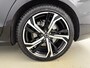 Volvo V60 T8 Recharge Ultra Dark | 19" | Trekhaak | Getint Glas | Panoramadak | Head-Up | Harman Kardon | Elektr. verst. Stoelen | Parkeercamera | Stoel/Stuur/Achterbankverwarming | Adaptieve Cruise | BLIS | Keyless