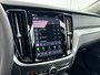 Volvo V60 T8 Recharge Ultra Dark | 19" | Trekhaak | Getint Glas | Panoramadak | Head-Up | Harman Kardon | Elektr. verst. Stoelen | Parkeercamera | Stoel/Stuur/Achterbankverwarming | Adaptieve Cruise | BLIS | Keyless
