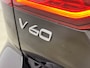 Volvo V60 T8 Recharge Ultra Dark | 19" | Trekhaak | Getint Glas | Panoramadak | Head-Up | Harman Kardon | Elektr. verst. Stoelen | Parkeercamera | Stoel/Stuur/Achterbankverwarming | Adaptieve Cruise | BLIS | Keyless