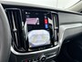 Volvo V60 T8 Recharge Ultra Dark | 19" | Trekhaak | Getint Glas | Panoramadak | Head-Up | Harman Kardon | Elektr. verst. Stoelen | Parkeercamera | Stoel/Stuur/Achterbankverwarming | Adaptieve Cruise | BLIS | Keyless