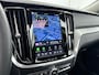Volvo V60 T8 Recharge Ultra Dark | 19" | Trekhaak | Getint Glas | Panoramadak | Head-Up | Harman Kardon | Elektr. verst. Stoelen | Parkeercamera | Stoel/Stuur/Achterbankverwarming | Adaptieve Cruise | BLIS | Keyless
