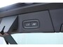 Volvo V90 T8 Automaat Plug-in hybrid AWD Ultra Dark | Premium Audio by Bowers en Wilkins| Luchtvering | Voorstoelen met massage functie| Interieur Voorverwarming| Gelaagde Zijruiten| Semi electrische Trekhaak| 20 Inch Lichtmetalen velgen.