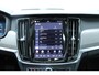 Volvo V90 T8 Automaat Plug-in hybrid AWD Ultra Dark | Premium Audio by Bowers en Wilkins| Luchtvering | Voorstoelen met massage functie| Interieur Voorverwarming| Gelaagde Zijruiten| Semi electrische Trekhaak| 20 Inch Lichtmetalen velgen.