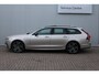 Volvo V90 T8 Automaat Plug-in hybrid AWD Ultra Dark | Premium Audio by Bowers en Wilkins| Luchtvering | Voorstoelen met massage functie| Interieur Voorverwarming| Gelaagde Zijruiten| Semi electrische Trekhaak| 20 Inch Lichtmetalen velgen.
