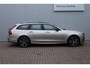 Volvo V90 T8 Automaat Plug-in hybrid AWD Ultra Dark | Premium Audio by Bowers en Wilkins| Luchtvering | Voorstoelen met massage functie| Interieur Voorverwarming| Gelaagde Zijruiten| Semi electrische Trekhaak| 20 Inch Lichtmetalen velgen.