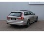 Volvo V90 T8 Automaat Plug-in hybrid AWD Ultra Dark | Premium Audio by Bowers en Wilkins| Luchtvering | Voorstoelen met massage functie| Interieur Voorverwarming| Gelaagde Zijruiten| Semi electrische Trekhaak| 20 Inch Lichtmetalen velgen.