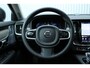 Volvo V90 T8 Automaat Plug-in hybrid AWD Ultra Dark | Premium Audio by Bowers en Wilkins| Luchtvering | Voorstoelen met massage functie| Interieur Voorverwarming| Gelaagde Zijruiten| Semi electrische Trekhaak| 20 Inch Lichtmetalen velgen.