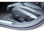 Volvo V90 T8 Automaat Plug-in hybrid AWD Ultra Dark | Premium Audio by Bowers en Wilkins| Luchtvering | Voorstoelen met massage functie| Interieur Voorverwarming| Gelaagde Zijruiten| Semi electrische Trekhaak| 20 Inch Lichtmetalen velgen.