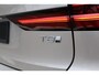Volvo V90 T8 Automaat Plug-in hybrid AWD Ultra Dark | Premium Audio by Bowers en Wilkins| Luchtvering | Voorstoelen met massage functie| Interieur Voorverwarming| Gelaagde Zijruiten| Semi electrische Trekhaak| 20 Inch Lichtmetalen velgen.