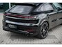 Porsche Cayenne 3.0 E-Hybrid | SportDesign Pakket | Black Edition | Adaptieve Luchtvering PASM | 22-inch RS Spyder  | Sport Chrono Pakket | Panoramadak | Bijrijdersdisplay | Bose Surround Sound System | Adaptive Cruise Controle | Soft-Close portieren | 360° Surround View | 21 inch RS Spyder Design velgen |