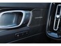 Volvo XC40 B3 Plus Dark - IntelliSafe Assist & Surround - 360º Camera - Harman Kardon audio - Adaptieve LED koplampen - Verwarmde voorstoelen & stuur - Parkeersensoren voor & achter - Elektr. bedienb. voorstoelen met geheugen links - Draadloze tel. lader - Standkachel - Extra getint glas - 18' LMV