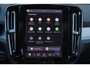 Volvo XC40 B3 Plus Dark - IntelliSafe Assist & Surround - 360º Camera - Harman Kardon audio - Adaptieve LED koplampen - Verwarmde voorstoelen & stuur - Parkeersensoren voor & achter - Elektr. bedienb. voorstoelen met geheugen links - Draadloze tel. lader - Standkachel - Extra getint glas - 18' LMV