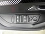 Peugeot e-2008 SUV EV Allure Avantage 54 kWh 156pk | 406km WLTP Actieradius | Navigatie | Rondomzichtcamera | Climate Control | Adaptieve Cruise Control | Parkeersensoren v+a | Dodehoeksensor | Keyless | Draadloze Apple Carplay / Android Auto + telefoonlader | Digitaal instrumentenpaneel | Armsteun | Elektrisch inklapbare spiegels | DAB+ radio | Led koplampen | Donker getint glas | 17" lichtmetalen velgen |