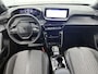 Peugeot e-2008 SUV EV Allure Avantage 54 kWh 156pk | 406km WLTP Actieradius | Navigatie | Rondomzichtcamera | Climate Control | Adaptieve Cruise Control | Parkeersensoren v+a | Dodehoeksensor | Keyless | Draadloze Apple Carplay / Android Auto + telefoonlader | Digitaal instrumentenpaneel | Armsteun | Elektrisch inklapbare spiegels | DAB+ radio | Led koplampen | Donker getint glas | 17" lichtmetalen velgen |