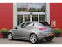 Alfa Romeo Giulietta 1.4 Turbo 170PK AUTOMAAT MultiAir SUPER | AFNEEMBARE TREKHAAK | NAVIGATIE | "BREMBO" REMKLAUWEN ROOD | LICHTMETALEN VELGEN 17" | CLIMATE CONTROL | CRUISE CONTROL | DAB+ RADIO | BLUETOOTH AUDIO | PARKEERSENSOREN VOOR + ACHTER |
