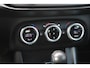 Alfa Romeo Giulietta 1.4 Turbo 170PK AUTOMAAT MultiAir SUPER | AFNEEMBARE TREKHAAK | NAVIGATIE | "BREMBO" REMKLAUWEN ROOD | LICHTMETALEN VELGEN 17" | CLIMATE CONTROL | CRUISE CONTROL | DAB+ RADIO | BLUETOOTH AUDIO | PARKEERSENSOREN VOOR + ACHTER |