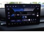 Volkswagen ID.3 Neo Life 50 kWh 170PK / 125kW Achteruitrijcamera, Apple Carplay & Android Auto, dodehoekdetectie (Side Assist), navigatie, verwarmbare voorstoelen, verwarmbaar multifunctioneel lederen stuurwiel, steunhaak voor fietsendrager, 19'' LMV 'Wellington', parkeersensoren voor en achter (PDC), elektrisch verstel-, verwarm- en inklapbare buitenspiegels etc.
