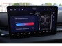 Volkswagen ID.3 Neo Life 50 kWh 170PK / 125kW Achteruitrijcamera, Apple Carplay & Android Auto, dodehoekdetectie (Side Assist), navigatie, verwarmbare voorstoelen, verwarmbaar multifunctioneel lederen stuurwiel, steunhaak voor fietsendrager, 19'' LMV 'Wellington', parkeersensoren voor en achter (PDC), elektrisch verstel-, verwarm- en inklapbare buitenspiegels etc.