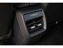 Volkswagen ID.3 Neo Life 50 kWh 170PK / 125kW Achteruitrijcamera, Apple Carplay & Android Auto, dodehoekdetectie (Side Assist), navigatie, verwarmbare voorstoelen, verwarmbaar multifunctioneel lederen stuurwiel, steunhaak voor fietsendrager, 19'' LMV 'Wellington', parkeersensoren voor en achter (PDC), elektrisch verstel-, verwarm- en inklapbare buitenspiegels etc.