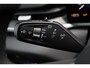 Volkswagen ID.3 Neo Life 50 kWh 170PK / 125kW Achteruitrijcamera, Apple Carplay & Android Auto, dodehoekdetectie (Side Assist), navigatie, verwarmbare voorstoelen, verwarmbaar multifunctioneel lederen stuurwiel, steunhaak voor fietsendrager, 19'' LMV 'Wellington', parkeersensoren voor en achter (PDC), elektrisch verstel-, verwarm- en inklapbare buitenspiegels etc.