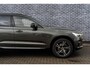 Volvo XC60 2.0 B5 R-Design | Trekhaak | Harman Kardon Audio | DAB | Panoramadak | Achteruitrijcamera | Parkeersensoren | Stoelverwarming | Lederen Bekleding | Elektrische Achterklep | Navigatie | Apple Carplay | Android Auto | BLIS