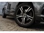 Volvo XC60 2.0 B5 R-Design | Trekhaak | Harman Kardon Audio | DAB | Panoramadak | Achteruitrijcamera | Parkeersensoren | Stoelverwarming | Lederen Bekleding | Elektrische Achterklep | Navigatie | Apple Carplay | Android Auto | BLIS