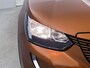 Peugeot e-2008 SUV EV Active 50 kWh 136pk | Navigatie via Apple Carplay / Android Auto | Climate Control | Cruise Control | Parkeersensoren | Bluetooth | DAB+ radio | Keyless start | Automatisch dimlicht | Regensensor | Multifunctioneel lederen stuurwiel | 16" lichtmetalen velgen |