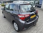 Toyota Yaris 1.0 VVT-i NL-AUTO 1E-EIG DEALER-OND 5-DEURS AIRCO RADIO/CD  TREKHAAK ALL-SEASON