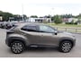 Toyota Yaris Cross 1.5 HYBRID 115 DYNAMIC STUUR/STOELVERWARMING KEYLESS PRIVACY-GLASS 17"LM-VELGEN APPLE/ANDROID LED