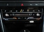 Volkswagen T-Roc 1.5 TSI Style Navigatie Apple Carplay/Android Auto Camera Parkeersensoren Adaptieve Cruise Control Dodehoek Assistent Elektrische achterklep Stoel- en stuurverwarming Full Led Climate Control Lichtmetalen velgen