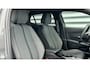 Peugeot e-2008 54KWH 156PK ALLURE AVANTAGE AUTOMAAT / NAVI / LEDER / CLIMA / LED / PDC / 17" LMV / KEYLESS / 360 CAMERA / CRUISECONTROL / 1E EIGENAAR / NIEUWSTAAT !!