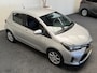 Toyota Yaris 1.3 VVT-i ASPIRATION AUTOMAAT CRUISE CONTROL AIRCO BLUETOOTH MULTIMEDIA VOORBEREIDING SCHAKELMOGELIJKHEID AAN STUURWIEL ACHTERUITRIJCAMERA TREKHAAK ZEER MOOI !!