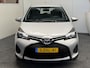 Toyota Yaris 1.3 VVT-i ASPIRATION AUTOMAAT CRUISE CONTROL AIRCO BLUETOOTH MULTIMEDIA VOORBEREIDING SCHAKELMOGELIJKHEID AAN STUURWIEL ACHTERUITRIJCAMERA TREKHAAK ZEER MOOI !!
