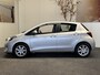Toyota Yaris 1.3 VVT-i ASPIRATION AUTOMAAT CRUISE CONTROL AIRCO BLUETOOTH MULTIMEDIA VOORBEREIDING SCHAKELMOGELIJKHEID AAN STUURWIEL ACHTERUITRIJCAMERA TREKHAAK ZEER MOOI !!