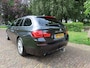 BMW 5-Serie Touring 528xi High Executive Panoramadak Head Up Display Leer Sportstoelen 360 Camera Navigatie ECC Cruisecontrol Xenon/Led Stoelverwarming Pdc LM Velgen