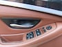 BMW 5-Serie Touring 528xi High Executive Panoramadak Head Up Display Leer Sportstoelen 360 Camera Navigatie ECC Cruisecontrol Xenon/Led Stoelverwarming Pdc LM Velgen