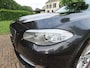 BMW 5-Serie Touring 528xi High Executive Panoramadak Head Up Display Leer Sportstoelen 360 Camera Navigatie ECC Cruisecontrol Xenon/Led Stoelverwarming Pdc LM Velgen