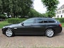 BMW 5-Serie Touring 528xi High Executive Panoramadak Head Up Display Leer Sportstoelen 360 Camera Navigatie ECC Cruisecontrol Xenon/Led Stoelverwarming Pdc LM Velgen