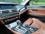 BMW 5-Serie Touring 528xi High Executive Panoramadak Head Up Display Leer Sportstoelen 360 Camera Navigatie ECC Cruisecontrol Xenon/Led Stoelverwarming Pdc LM Velgen