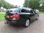 BMW 5-Serie Touring 528xi High Executive Panoramadak Head Up Display Leer Sportstoelen 360 Camera Navigatie ECC Cruisecontrol Xenon/Led Stoelverwarming Pdc LM Velgen